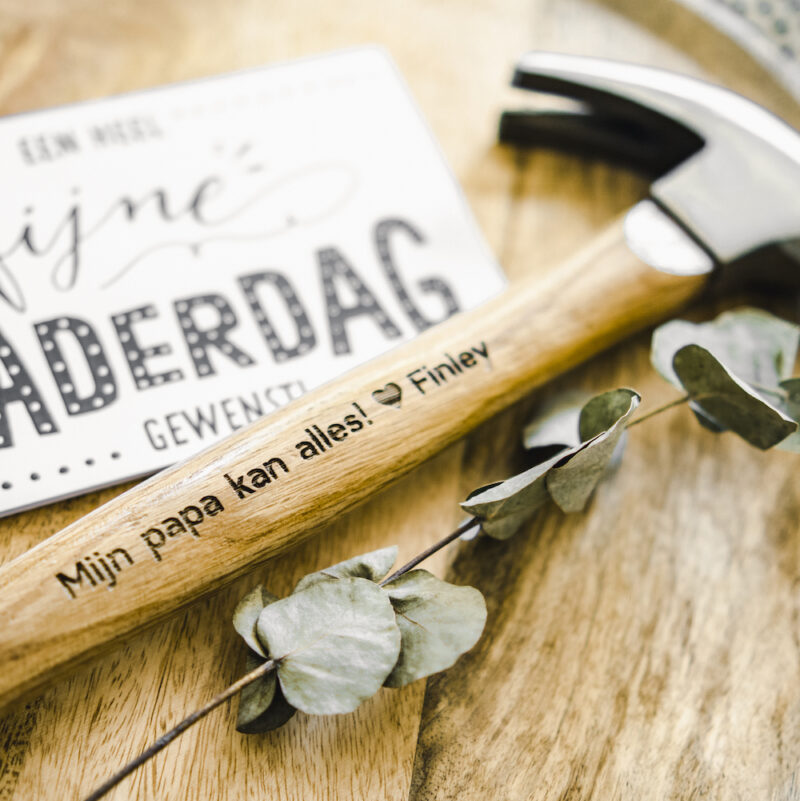 Houten hamer met gravering